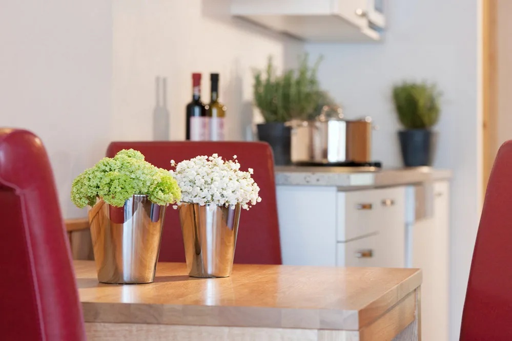 Gedeckter Esstisch mit Blumen im Hornblick-Studio