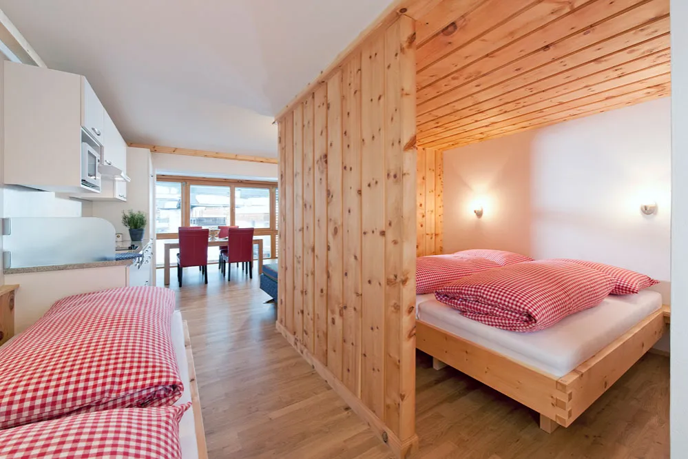 Superior Studio mit Schlafnische hinter einer Zirbenholzwand