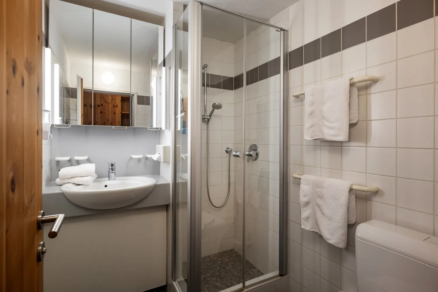 Badezimmer mit Dusche im Superior Studio Top 23