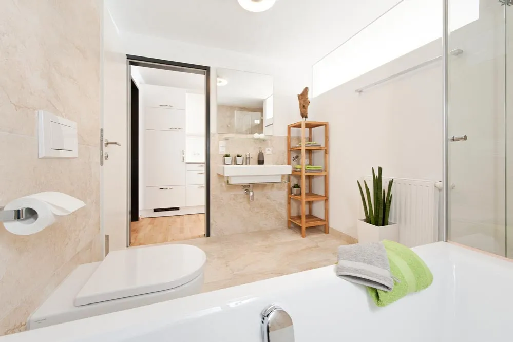 Bad mit Dusche, Badewanne und WC im Junior Suite-Apartment
