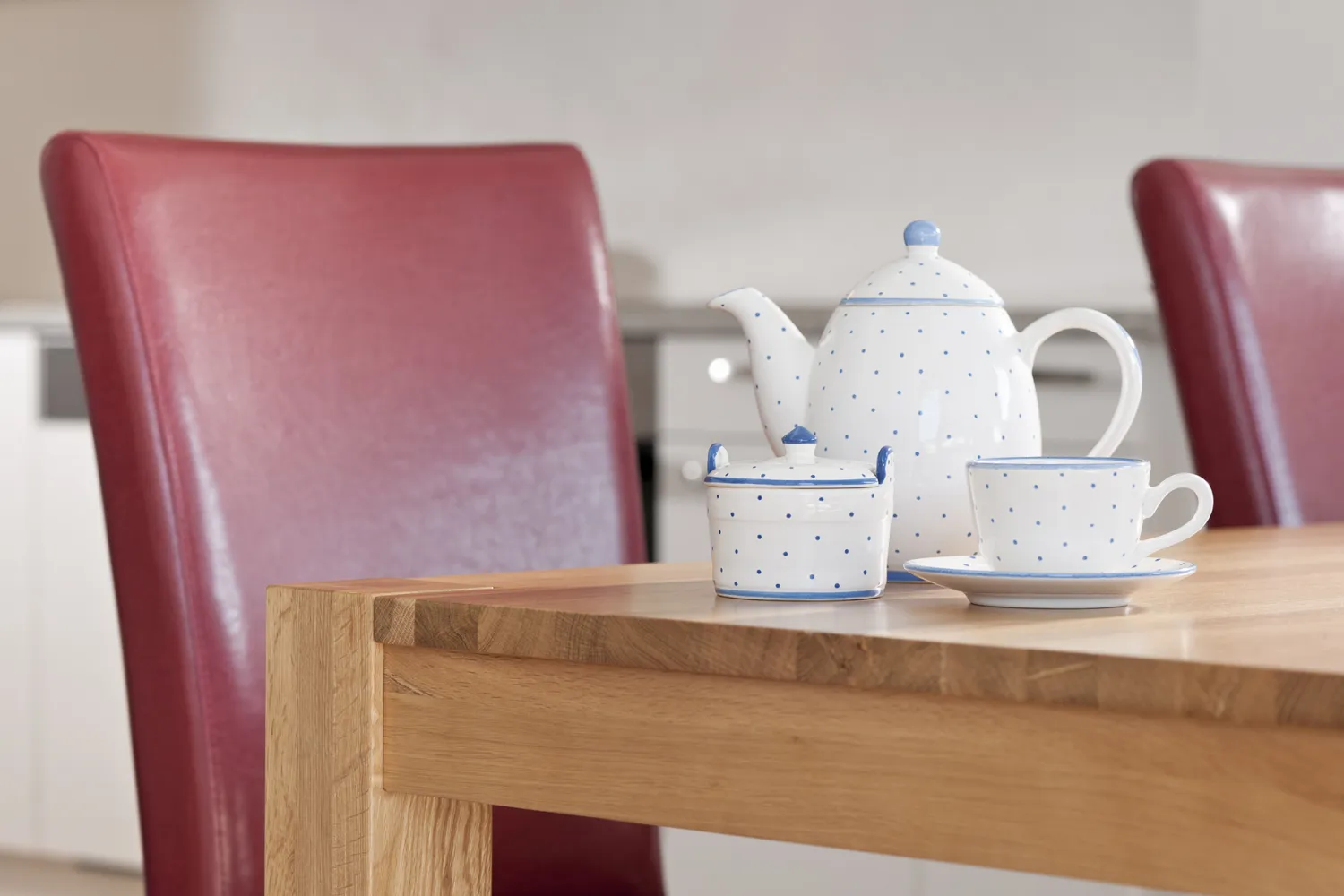 Gedeckter Tisch mit Teekanne im Junior Suite-Apartment